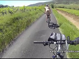 Parpadear y desnuda en el ciclismo en glacial calle