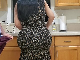 在厨房里的继母他妈的