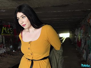 kıvrımlı esmer Amilia Onyx ve bir yabancı ile Toplar derin lanet