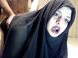 Lemak keparat wanita muslim di rumah