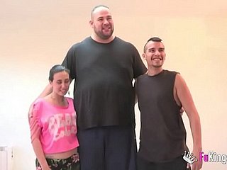 Um adolescente, um gigante e um pau grande! pornografia das pessoas em FAKings!