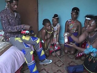 gadis topless Afrika