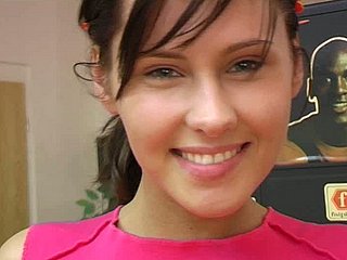 スポーティなニンフはガラスディルドと彼女の愛らしい猫をつつきます
