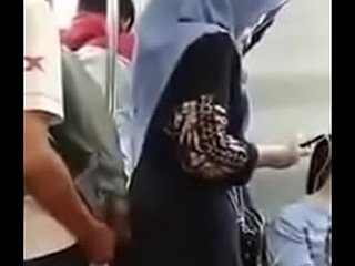 nunjukin kontol di autobus