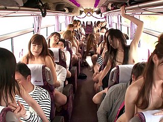 Cowgirl với mái tóc dài cho chàng blowjob sừng của cô trong một nhóm orgy quan hệ tình dục