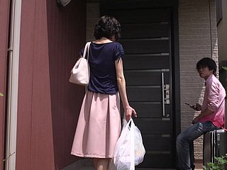 Mature Rumi Mochizuki tahu bagaimana menangani ayam keras