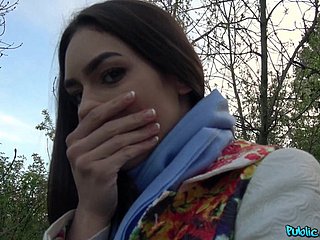 Buiten sex en een blowjob zijn geweldig met wilde brunette Arwen Gold