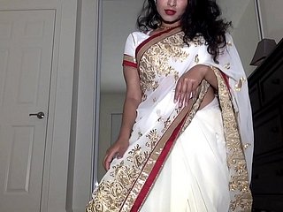 Saree에서 Desi Dhabi가 벗고 털이 많은 음부와 함께 연주합니다.