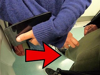 Mujer desconocida toca mi polla en metro