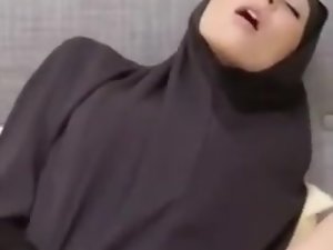 Wanita Arab Dari London Menggosok Pussy Their way Mencoba Untuk Cum