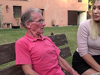 Bionda hot culo anale scopata da nonno cornea