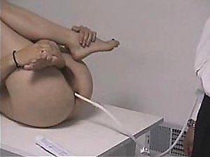 厄介なまだかわいい女の子のための浣腸