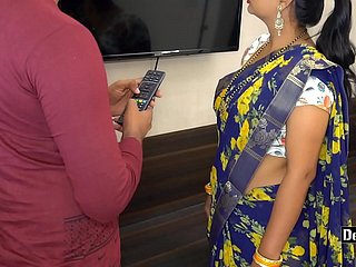 Indian Bhabhi Seduces Mekanik TV untuk Seks dengan Audio Hindi Clear