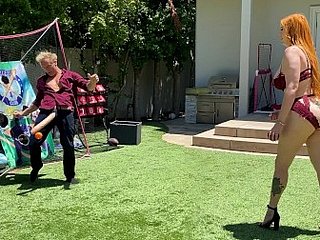 Broad in the beam Bool Prex Redhead Mom memainkan bola penis dengan ayam putih besar anak tiri