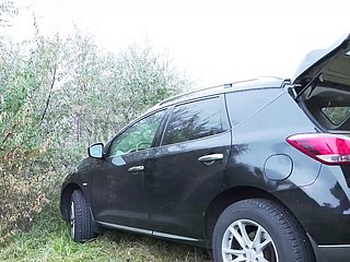 परिपक्व माँ सभी छेदों में बाहर की ओर बकवास करती है