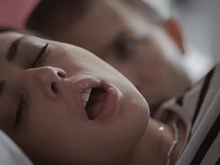 Teen Impenetrable est allongée avec little one beau-frère dans le même lit et ne l'a pas upsetting