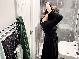 OH TUHAN!!! Cam tersembunyi di pangsapuri Airbnb yang ditangkap gadis Arab Muslim dalam hijab mandi dan melancap