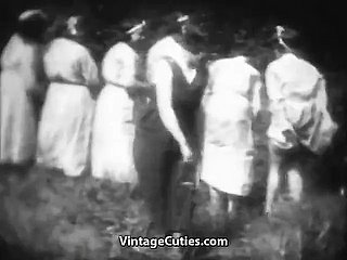 角質のマドモイゼルが森で叩かれます（1930年代ヴィンテージ）