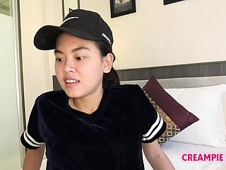 Thais meisje trimt Beaver en wordt creampied