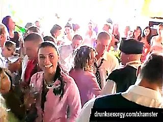 Pradas de casamento estão fodendo em público