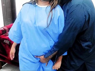 Docteur pakistanais clignotant une mouthful à l'infirmière est allée dans le sexe anal avec un audio hindi clair