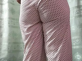 Karachi ragazza carina che mostra tremo