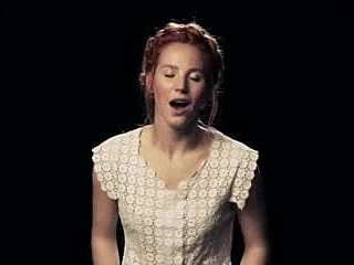 Girlband Adam bị cực khoái trong khi hát