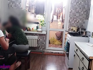 Il marito se ne andò e sua moglie life-span scopata dal suo migliore amico