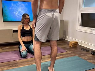 妻は夫の友人からの運動中にヨガのズボンで犯され、クリームパン