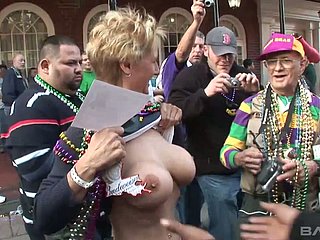 Los polluelos holgueros y desvergonzados muestran sus grandes tetas en el público