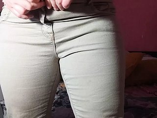 妈妈戏弄牛仔裤，然后他妈的和喷水