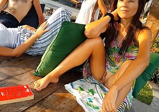 夏のシャワーの後にパンティーはもうありません＃パブリックプールの休憩エリアでフラッシュする