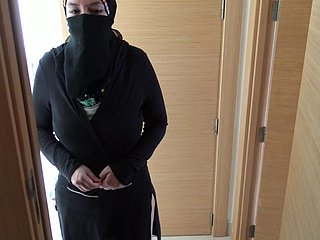British calumny mengongkek pembantu Mesirnya yang matang di Hijab