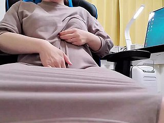 Seorang wanita yang sudah berkahwin yang sangat teruja dengan membuat pussy dia basah