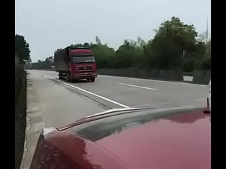 Chinois et sa mini amie ayant des drag relatives sexuelles dans la voiture à côté de l'autoroute