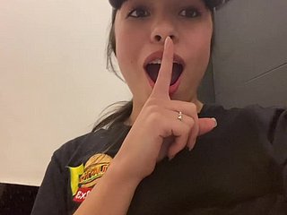 ウェイトレスはあなたに彼女のちょっとした秘密を守ってほしいと思っています...なぜそうするのですか?