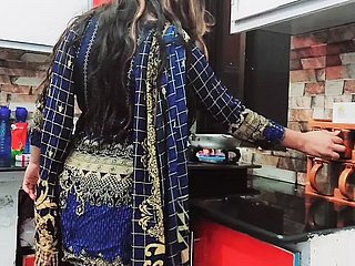 Домохозяйку трахнул в задницу на кухне муж-рогоносец
