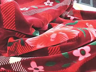 Я играю с киской моей сводной сестры, пока она отдыхает на кровати