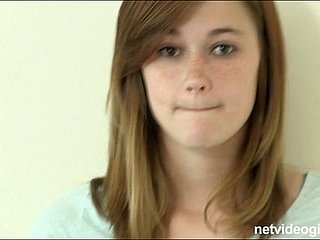 Piccola rossa selvaggia che fa un pompino petardo