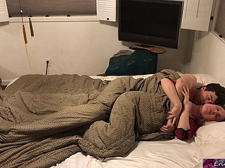 継母は継息子とベッドを共有 - エリン・エレクトラ