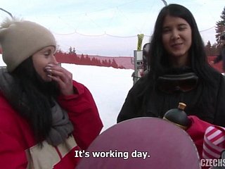 Cô gái Slovakia nghỉ ngơi trên núi