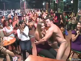 wanita cantik menunjukkan keterampilan mengisap kontol mereka
