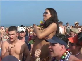 Berkedip gadis pesta mendapatkan meraba-raba di pantai