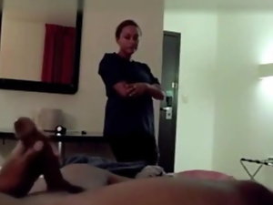 B & B Pembantu Tangkapan Dia menyentak dan Pickle Tangan-Nya Cum