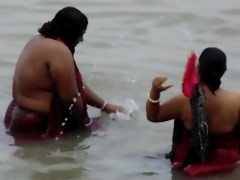 Zwemmen yon de rivier mooie Desi