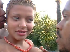 Kelly Brazil hút và fucks hai cocks cứng