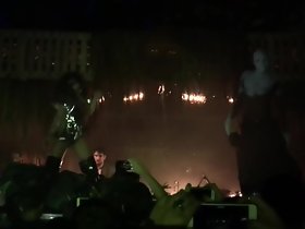 2番段階のDJコンサートクラブの公共ヌードセクシー毛深い歌手