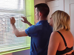 Britse volwassen huisvrouw Amy zuigt en neukt