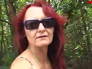Laurie (51)-al aire libre maduras chupar dos pollas