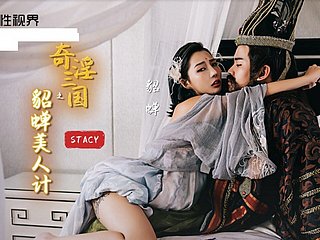 Chinees meisje met grote mooie tieten zuigt een grote lul fag end diep en neukt op z'n hondjes met sperma